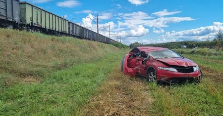 Groźny wypadek w Gąskach. Auto wjechało wprost pod pociąg towarowy