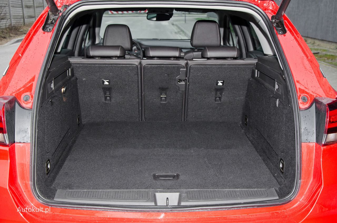 Opel Astra K z nadwoziem kombi oferuje kawał bagażnika