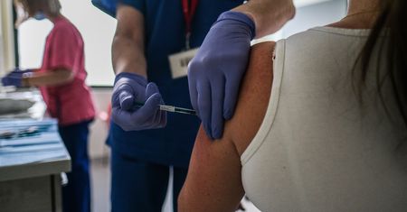 Koronawirus u zaszczepionych. Kto choruje najczęściej?