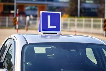Łomża: Instruktor nauki jazdy z mandatem i punktami. Kolizja w centrum