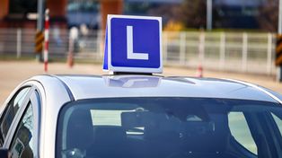 Łomża: Instruktor nauki jazdy z mandatem i punktami. Kolizja w centrum