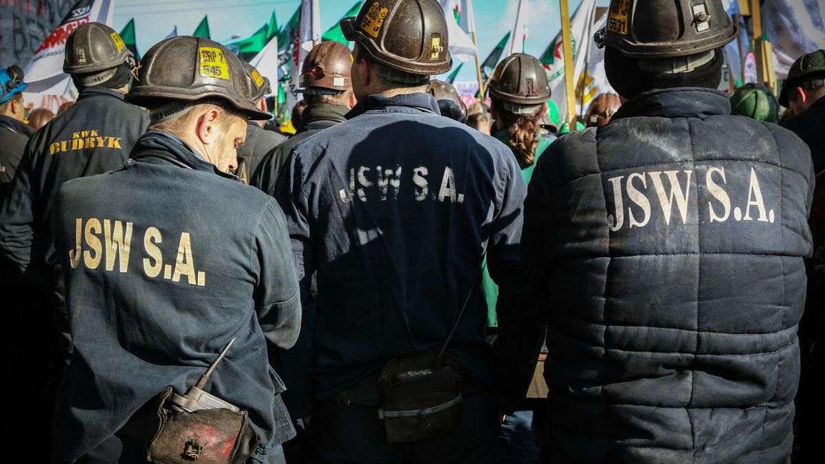 Protest górników kopalni Budryk w Ornontowicach
03.02.2015 Ornontowice Akcja protestacyjno strajkowa slaskich gornikow i zwiazkowcow przy KWK Budryk przeciwko likwidacji kopalni na Slasku w zwiazku z rzadowym planem dla Jastrzebskiej Spolki Weglowej 
fot. Beata Zawrzel/REPORTER
Beata Zawrzel/REPORTER
