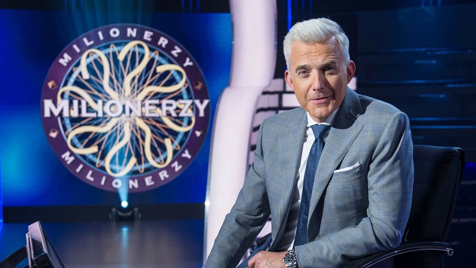 Hubert Urbanski w studio "Milioner�w"Fot. Bartosz Krupa/East News. Warszawa 18.08.2017. Prezenter telewizyjny Hubert Urbanski na planie zdjeciowym programu Milionerzy. N/z: Hubert UrbanskiBartosz Krupa