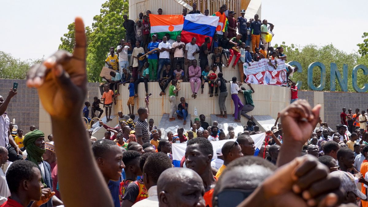 Demonstracja w Niamey. Tysiące osób popiera juntę oraz sprzyja Rosji. 