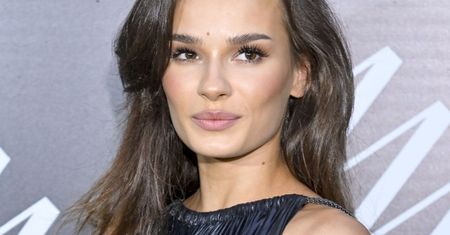 Natalia Szroeder eksponuje nogę w workowatej sukni. "Stylóweczka zwala z nóg"