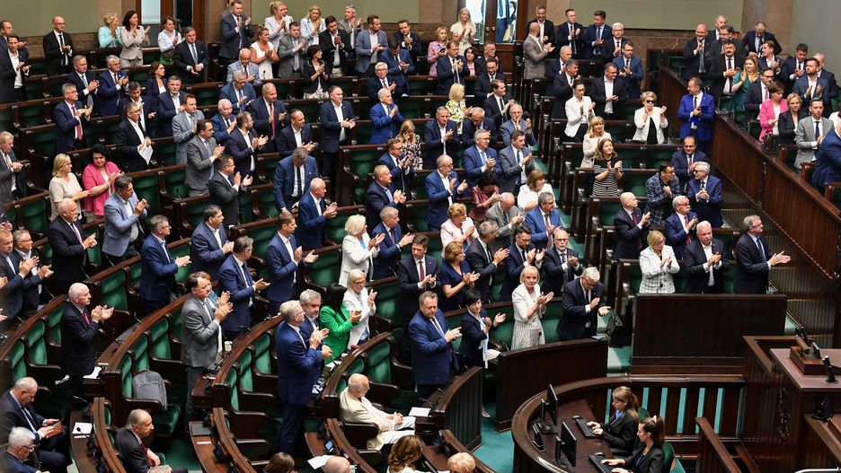 Warszawa, 07.07.2023. Posłowie na sali obrad Sejmu w Warszawie, 7 bm. Trwa debata nad wnioskiem o wyrażenie wotum nieufności wobec ministra obrony narodowej Mariusza Błaszczaka. Wniosek został złożony przez kluby KO i Lewicy. (sko) PAP/Andrzej Lange