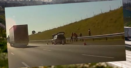 Grali w siatkówkę na autostradzie. Niebezpieczne zachowanie oczekujących na pomoc drogową