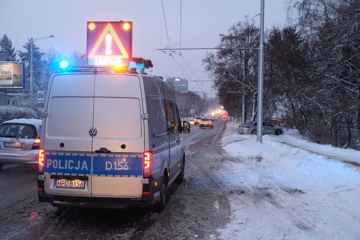 Toyota (Bolt) uderzył w drzewo na al. Kraśnickiej w Lublinie
