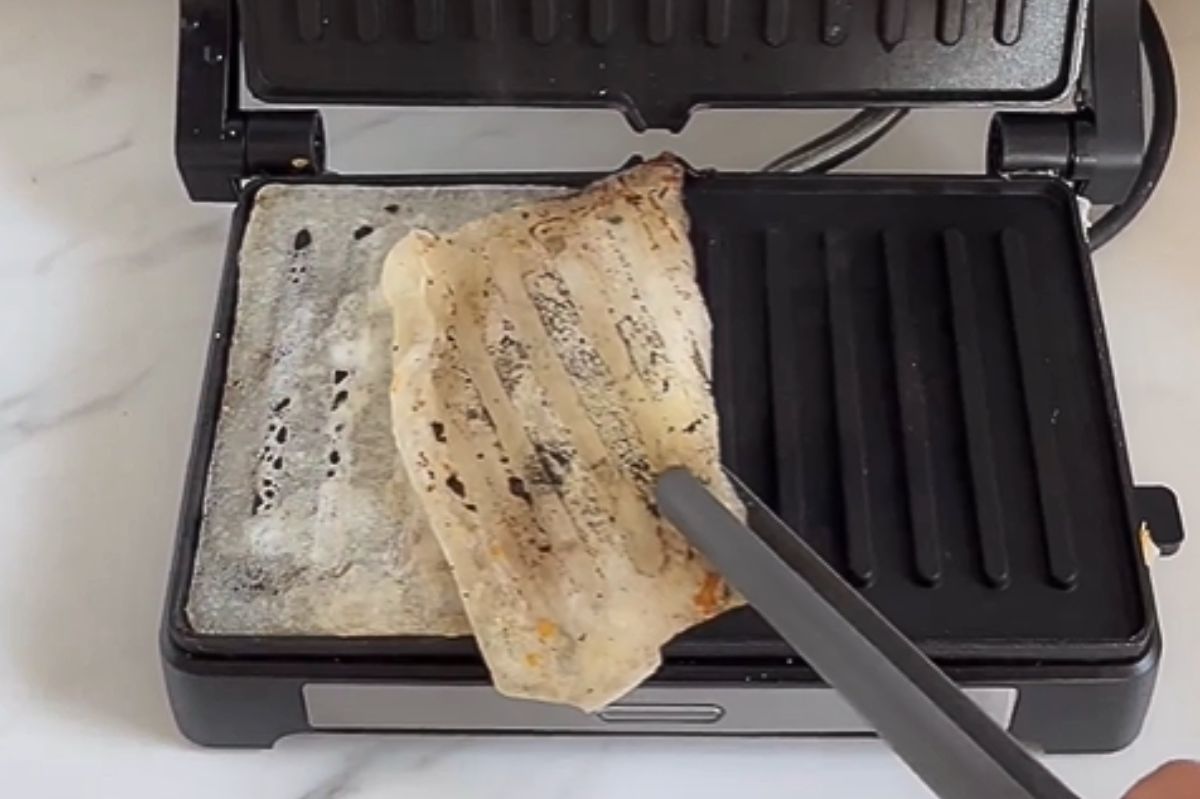 A trick to clean a toaster
