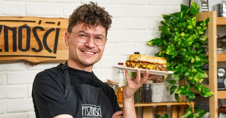 Domowego burgera serwuję w maślanych bułeczkach. Wszyscy się nim zachwycają