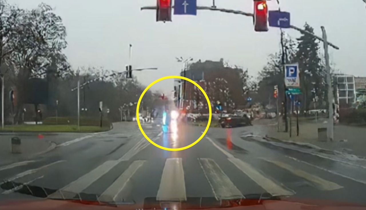 BMW huknęło w karetkę. Aż się przewróciła. Nagranie obiega sieć