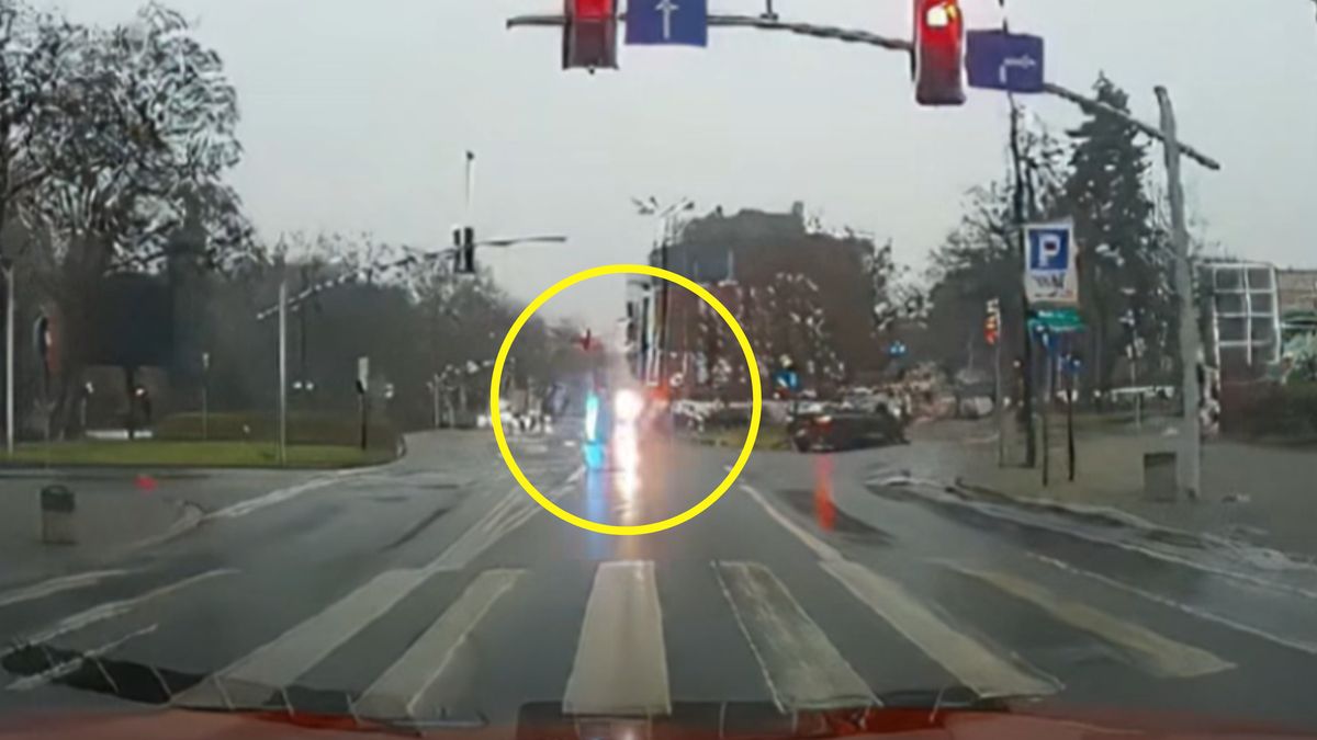 Groźna kolizja z udziałem karetki.