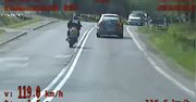 Niebezpieczna szarża motocyklisty. Nagranie policji z Podkarpacia