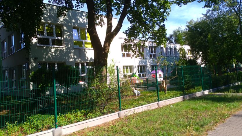 Warszawa. Osiedle Wrzeciono na Bielanach. Policja poszukuje mężczyzny, który dokonuje seksualnych napaści na dziewczynki