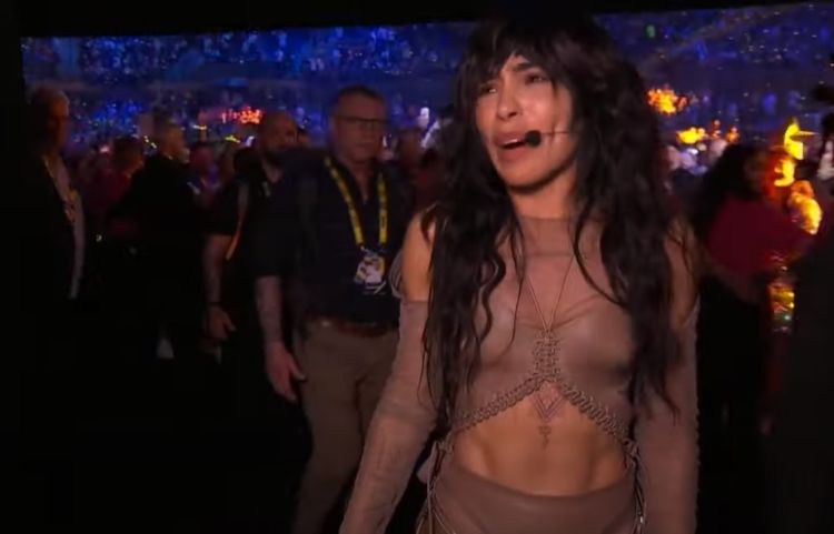 Loreen i jej mikrofon podczas ogłaszania zwycięstwa w Eurowizji 2023