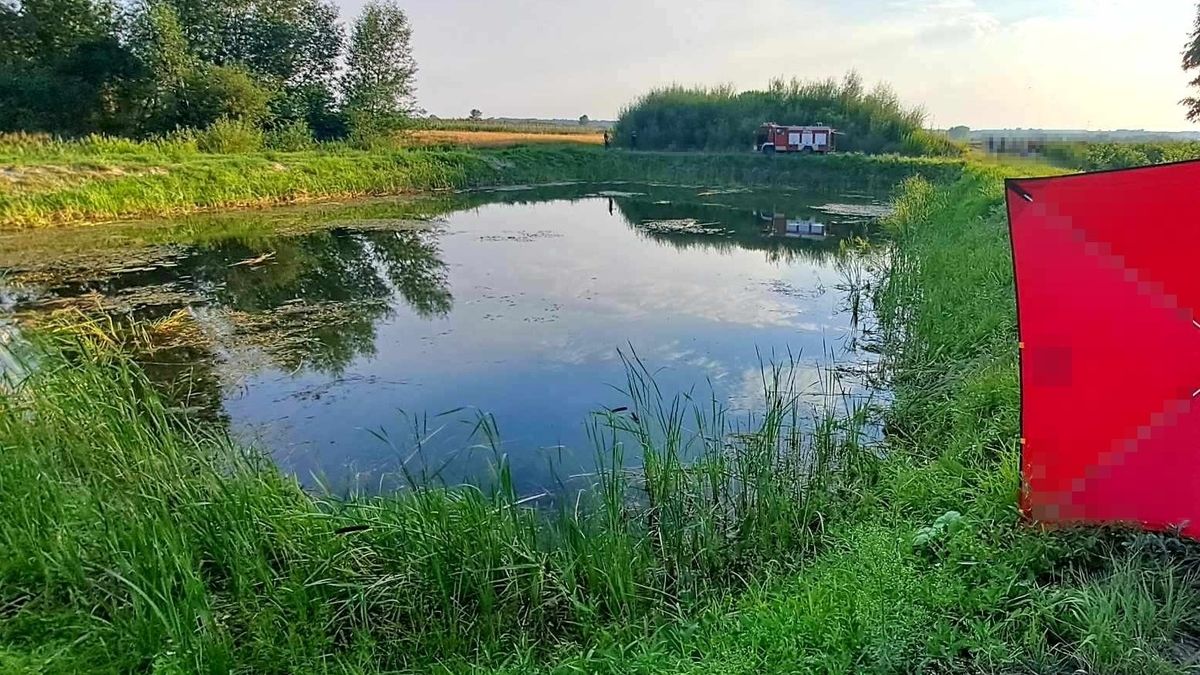Zdjęcie stawu, widać parawan straży pożarnej