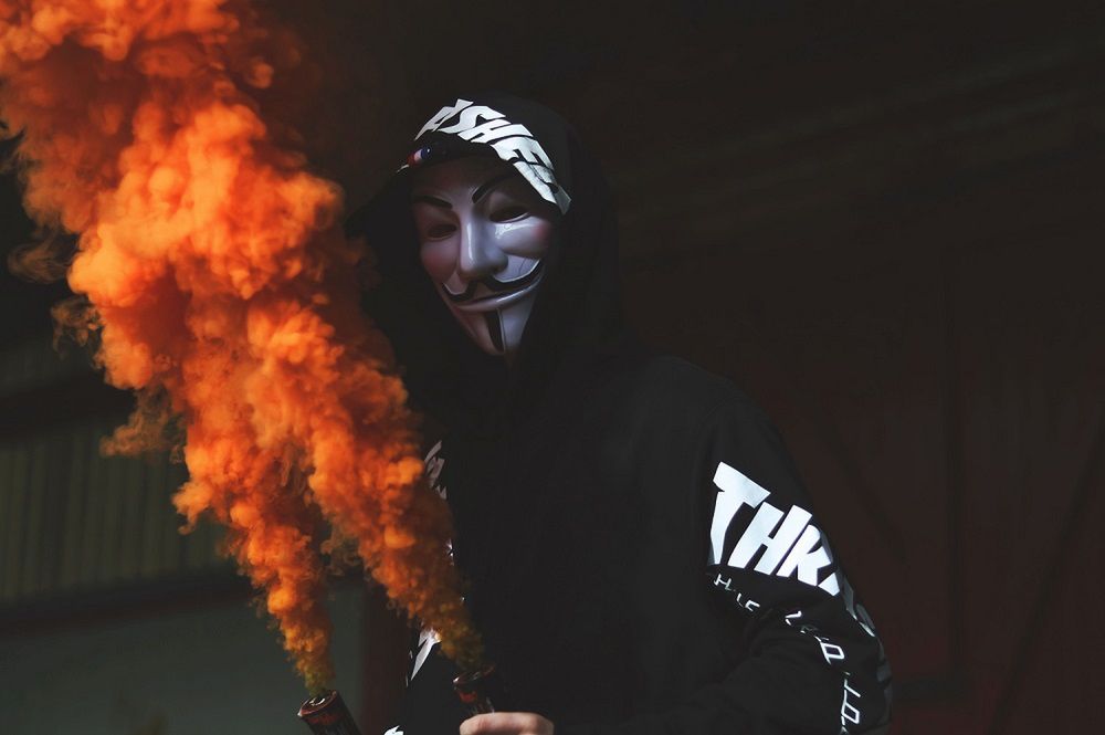 Anonymous. Zhakowali policyjne radio, by odtwarzać "F*ck the Police"