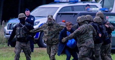 Franciszek Sterczewski chciał pomóc migrantom. Skomentował całe zajście. "Komedia"
