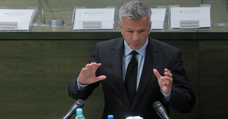 Prof. Wróbel: Władza wykreowała prezydenta na króla