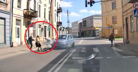 Decydowały sekundy. Auto jechało wprost na kobietę z wózkiem