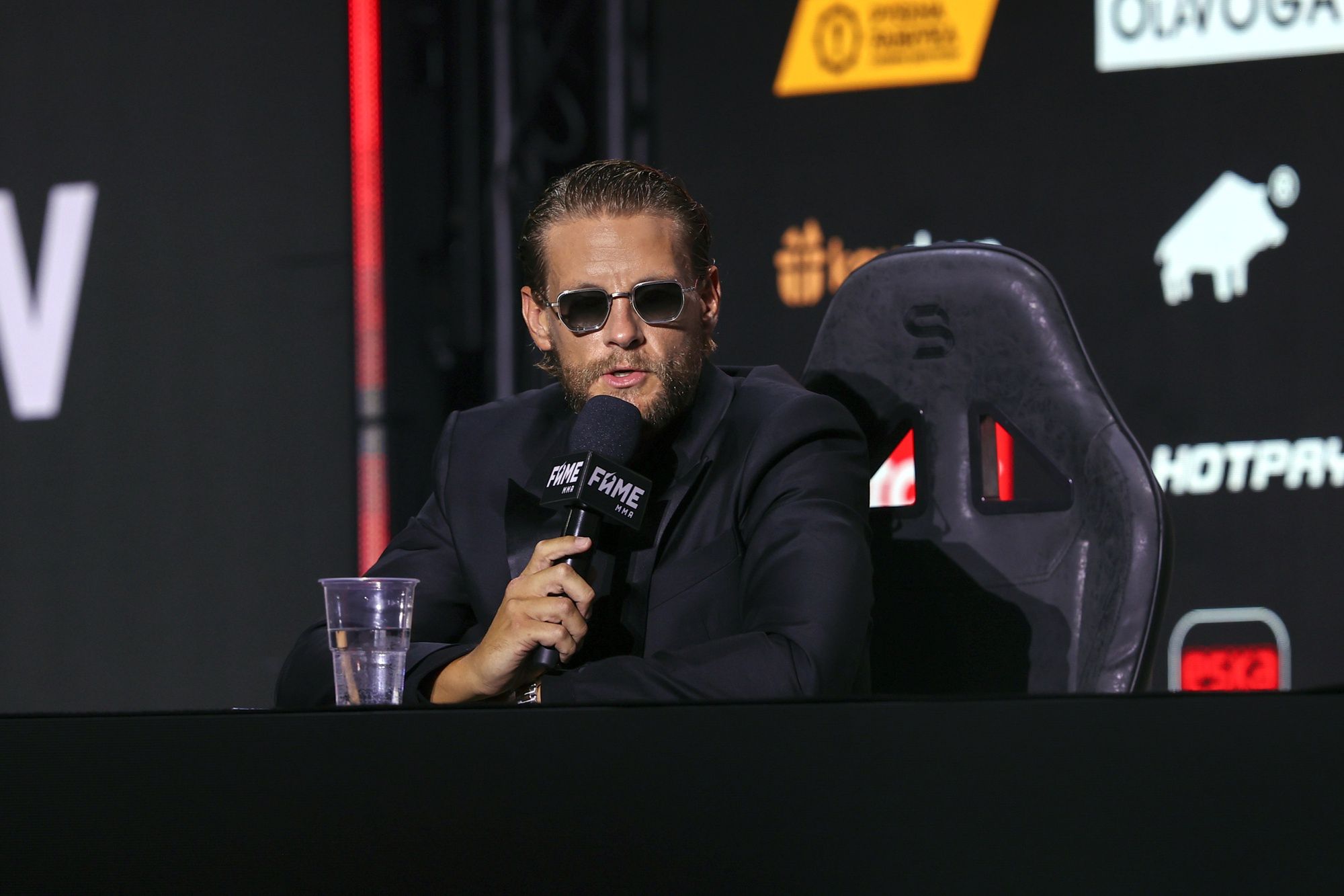 Sebastian Fabijański podczas konferencji Fame MMA 19