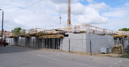 Trwa budowa nowych mieszkań w Śródmieściu. Budynek „wyszedł” już z ziemi. Zobacz zdjęcia i wizualizacje