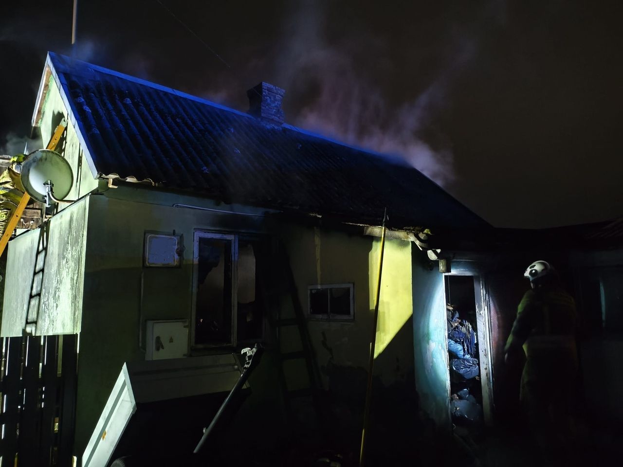 Tragedia w Łomnie: dwie ofiary śmiertelne w pożarze domu jednorodzinnego