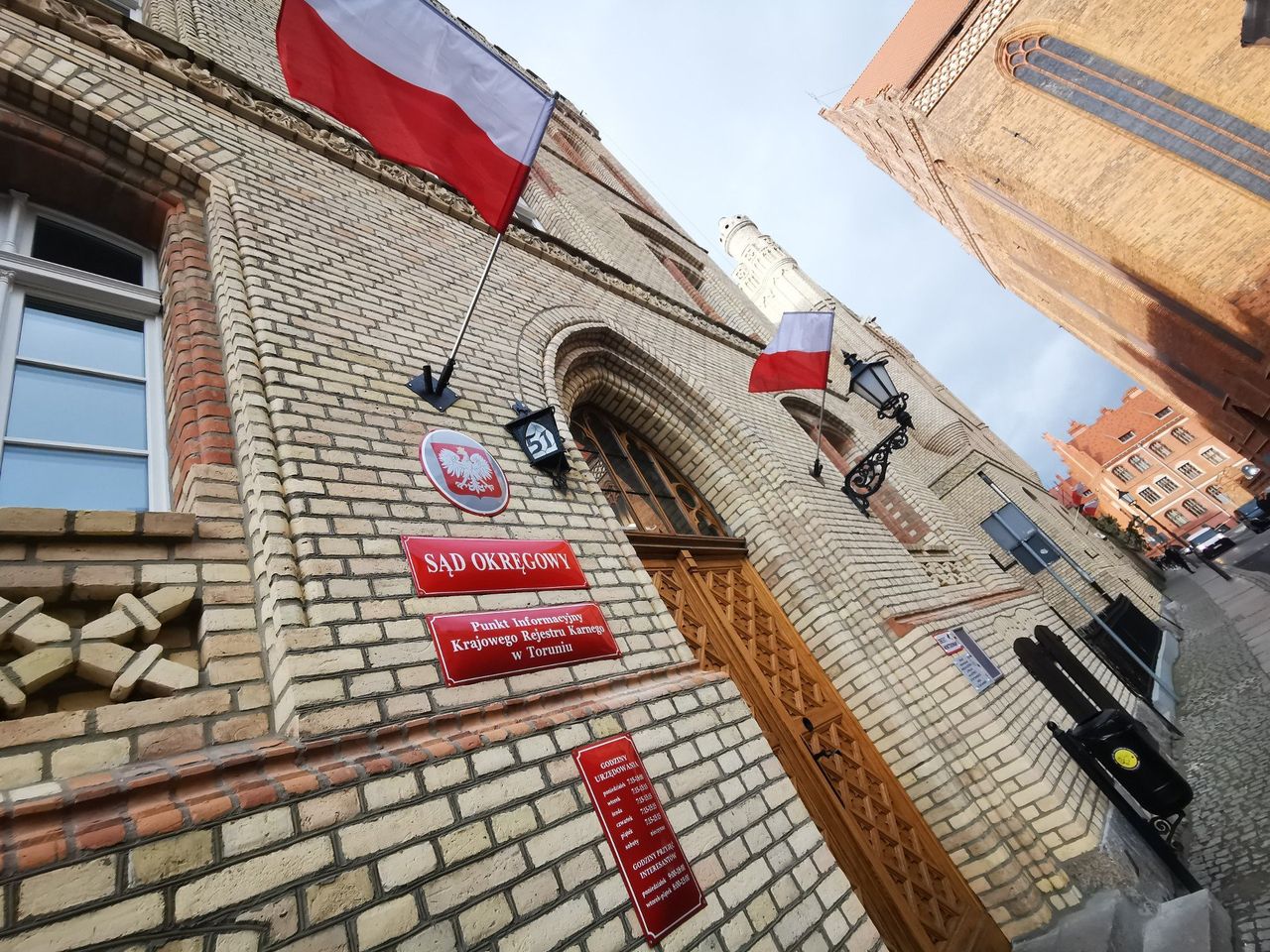 Toruń: Przedstawiciel firmy fotowoltaicznej "ZERS" z powiatu brodnickiego był oszustem. Jest wyrok Sądu Okręgowego