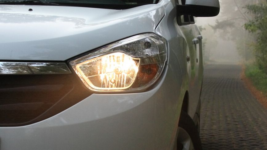 Spośród szeregu różnych typów oświetlenia stosowanego w światłach drogowych i mijania podstawową i popularną wersją jest model H7