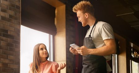 W tych restauracjach nie zjesz obiadu. Klienci bez towarzystwa są wypraszani