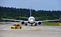 Chcieli wtargnąć do samolotu. Incydent na lotnisku w Krakowie