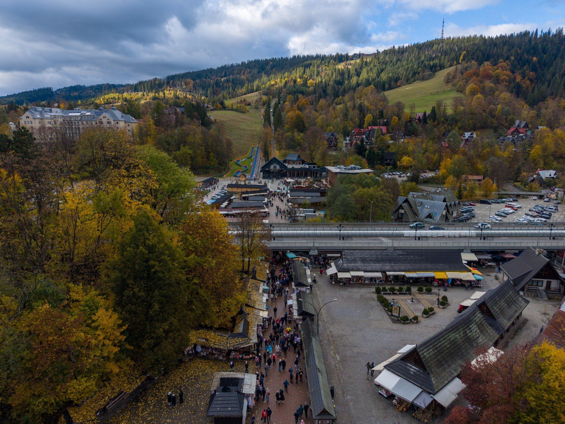Zakopane w jesiennej odsłonie. Miasto z lotu ptaka wygląda niesamowicie. Złote i brązowe kolory spotykają się z ośnieżonymi Tatrami