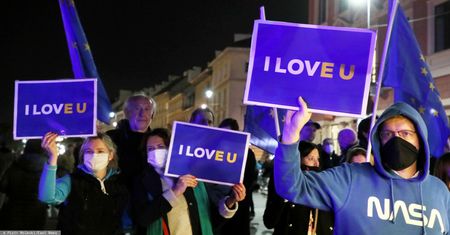 Wojna z KE zaszkodzi polskiej gospodarce. Stracimy unijne fundusze i reputację