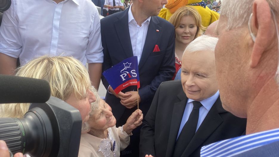 Jarosław Kaczyński zauważył starszą kobietę, która stoi i przerwał przemówienie. 