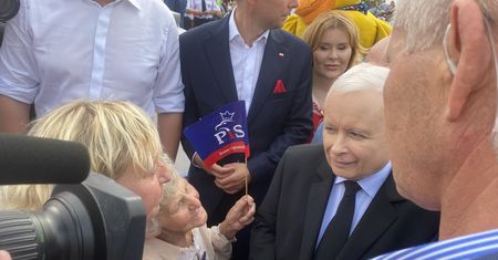 Kaczyński wypatrzył ją w tłumie. Seniorka mówi o "wielkim zaszczycie"