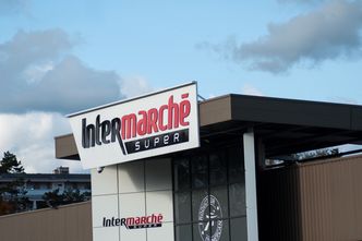 Metoda "na ochroniarza". Sklep Intermarche znalazł sposób na otwarcie w każdą niedzielę