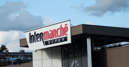 Metoda "na ochroniarza". Sklep Intermarche znalazł sposób na otwarcie w każdą niedzielę