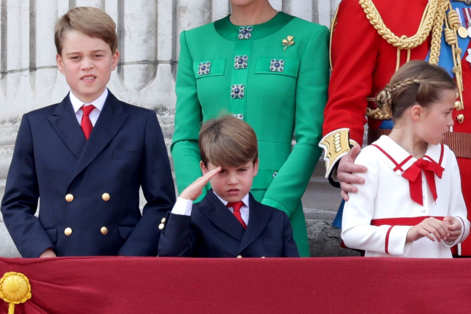 Członkowie rodziny królewskiej na balkonie Pałacu Buckingham