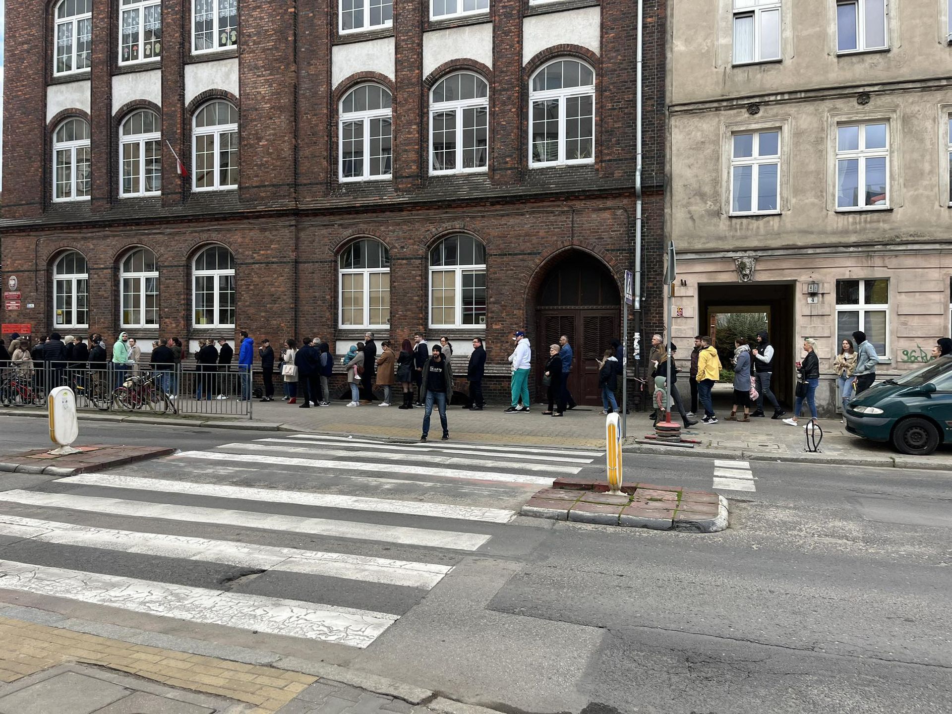 Kolejka na Kleczkowie do lokalu wyborczego nie miała końca