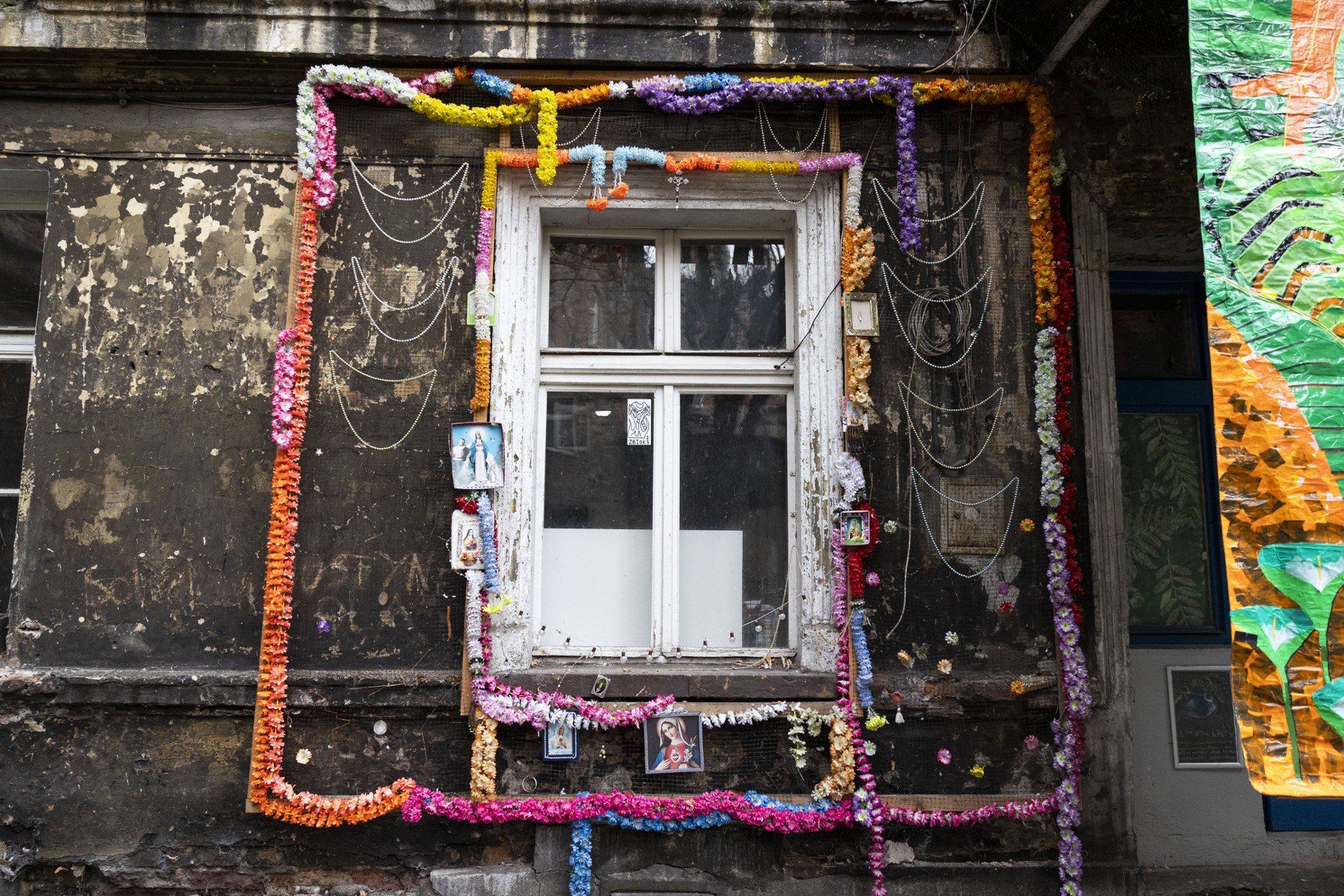 Kamienica i podwórko w sercu Krakowa inna niż wszystkie. Groza, graffiti i Matka Boska