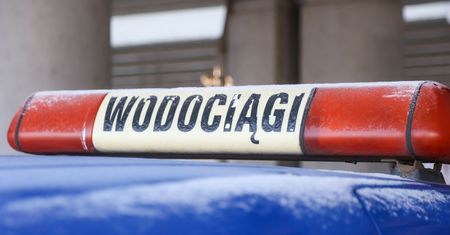 Woda skażona bakterią. Nie jest odpowiednia do spożycia ani mycia się
