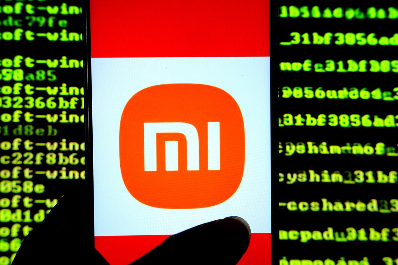 INDIA - 2022/07/07: In this photo illustration, a Xiaomi (MI) logo is displayed on a smartphone screen. (Photo Illustration by Avishek Das/SOPA Images/LightRocket via Getty Images)