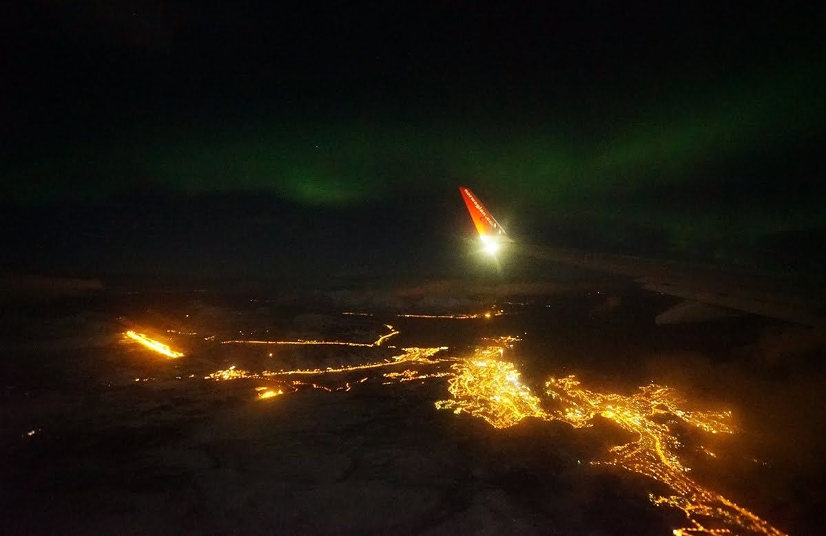 Fotograf ujął zorzę polarną z okna samolotu