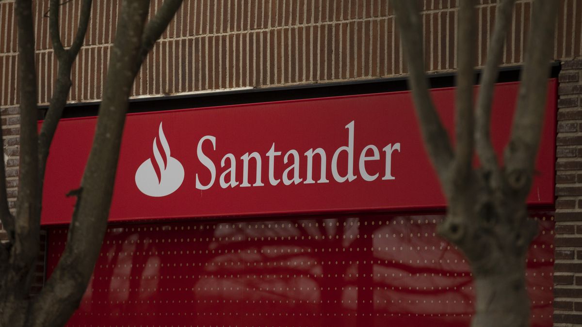 Przestępcy podszywają się pod bank Santander(Getty Images, Fot: Pablo Blazquez Dominguez)