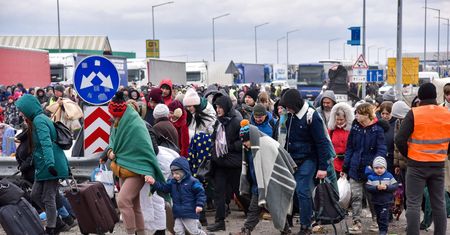 Już 1,3 mln Ukraińców uciekło przed wojną do Polski. Ekspertka o problemach