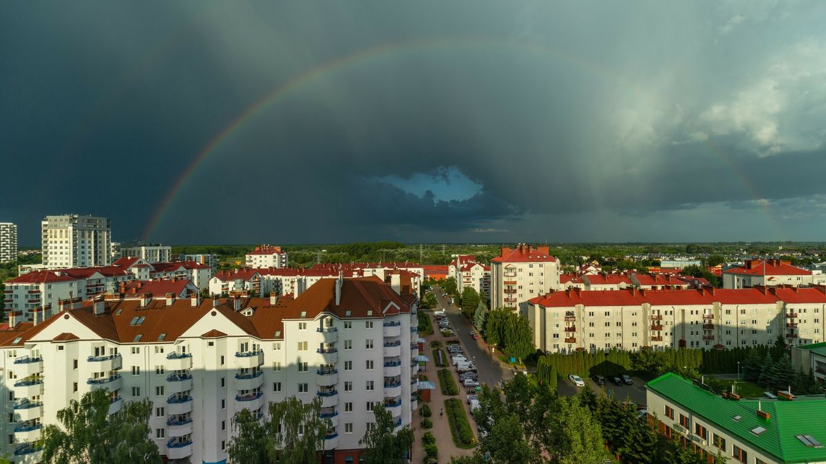 Stock Arkadiusz Zi�?ekFot. Arkadiusz Ziolek/East News. Warszawa, 27.06.2023.n/z Tecza nad osiedlem mieszkaniowym.ARKADIUSZ ZIOLEK