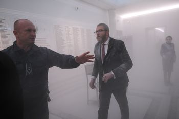 "Nienormalne spojrzenie Brauna". Świadkowie zeznają ws. zgaszenia świec