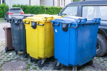 Seniorzy mogą nie płacić za wywóz śmieci. Mało kto wie o tej opcji