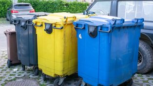 Seniorzy mogą nie płacić za wywóz śmieci. Mało kto wie o tej opcji