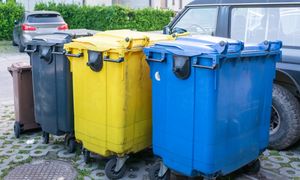 Seniorzy mogą nie płacić za wywóz śmieci. Mało kto wie o tej opcji